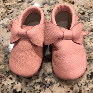 Baby Girls Size 6-12 month bow moccasins
